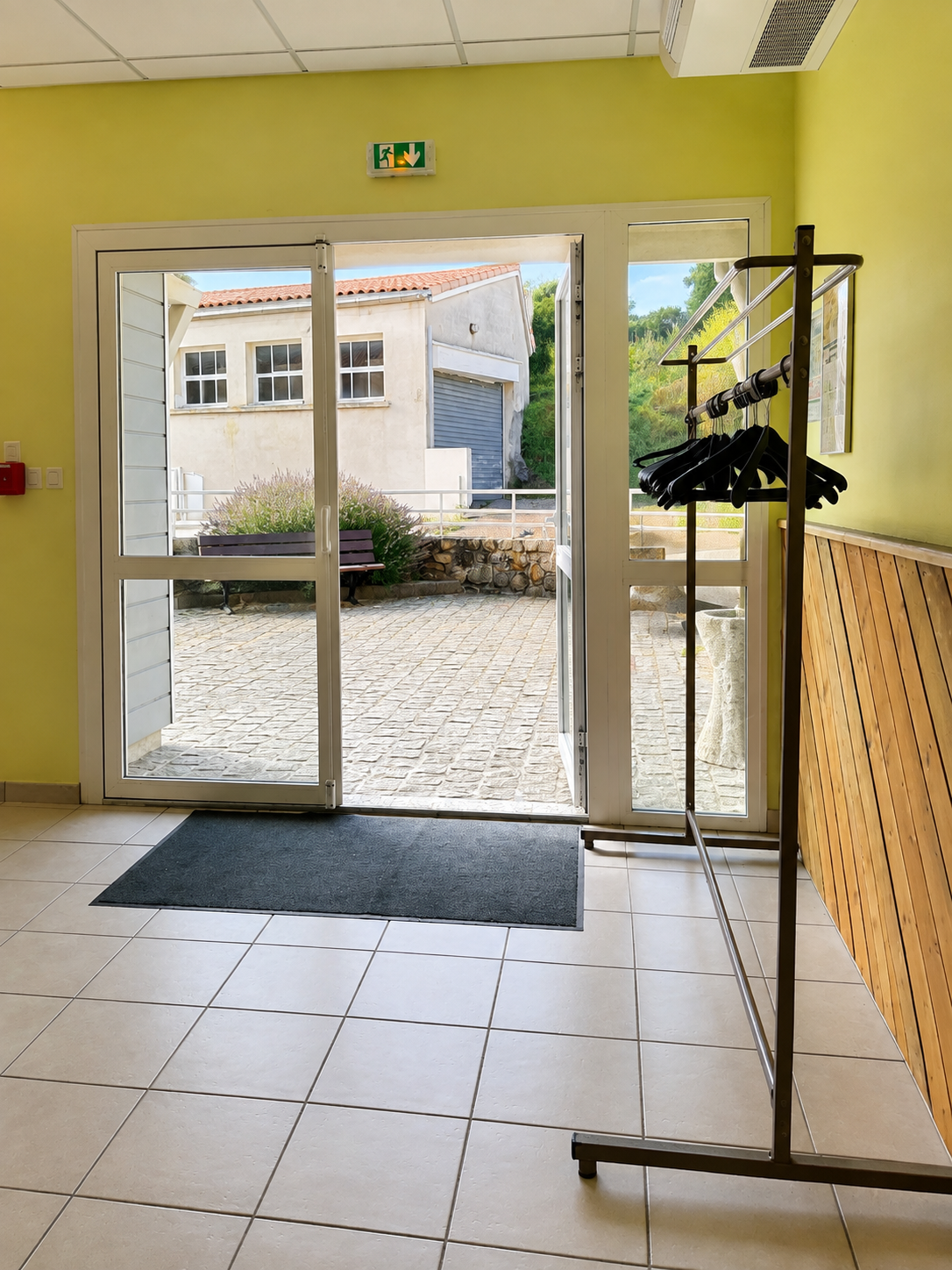 Entrée de la salle des fêtes Aimé Deloche