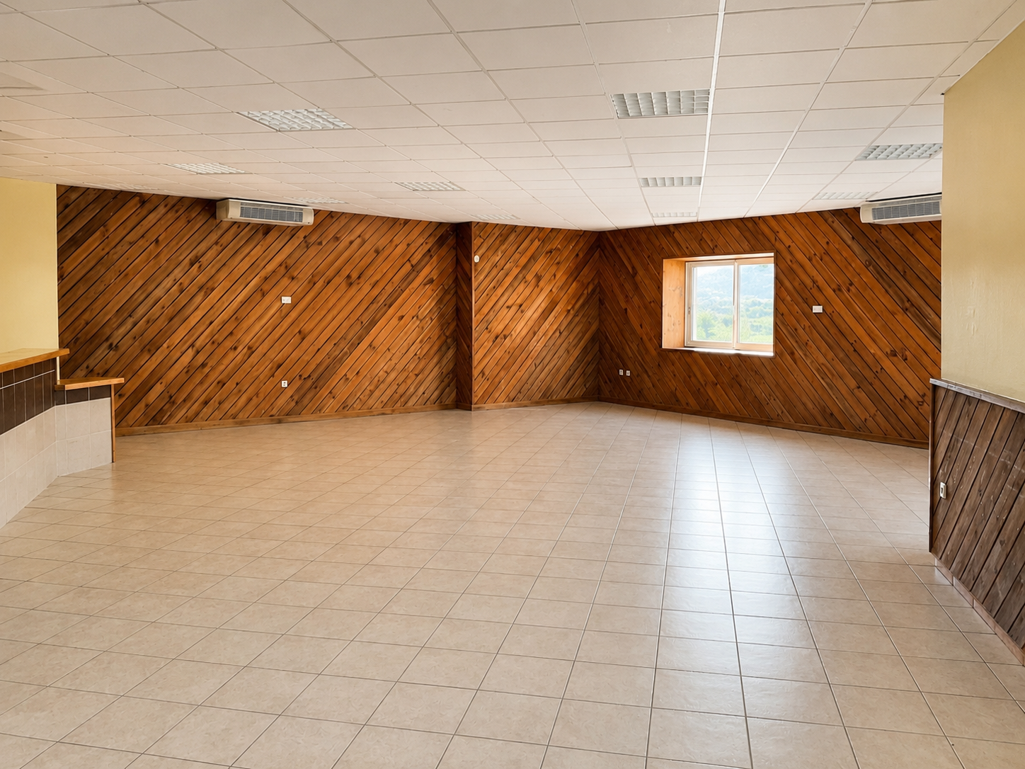 Vue intérieure de la salle des fêtes