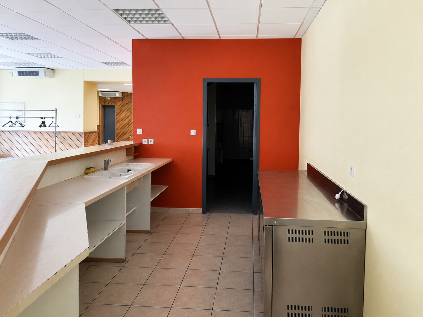Espace cuisine et bar de la salle des fêtes